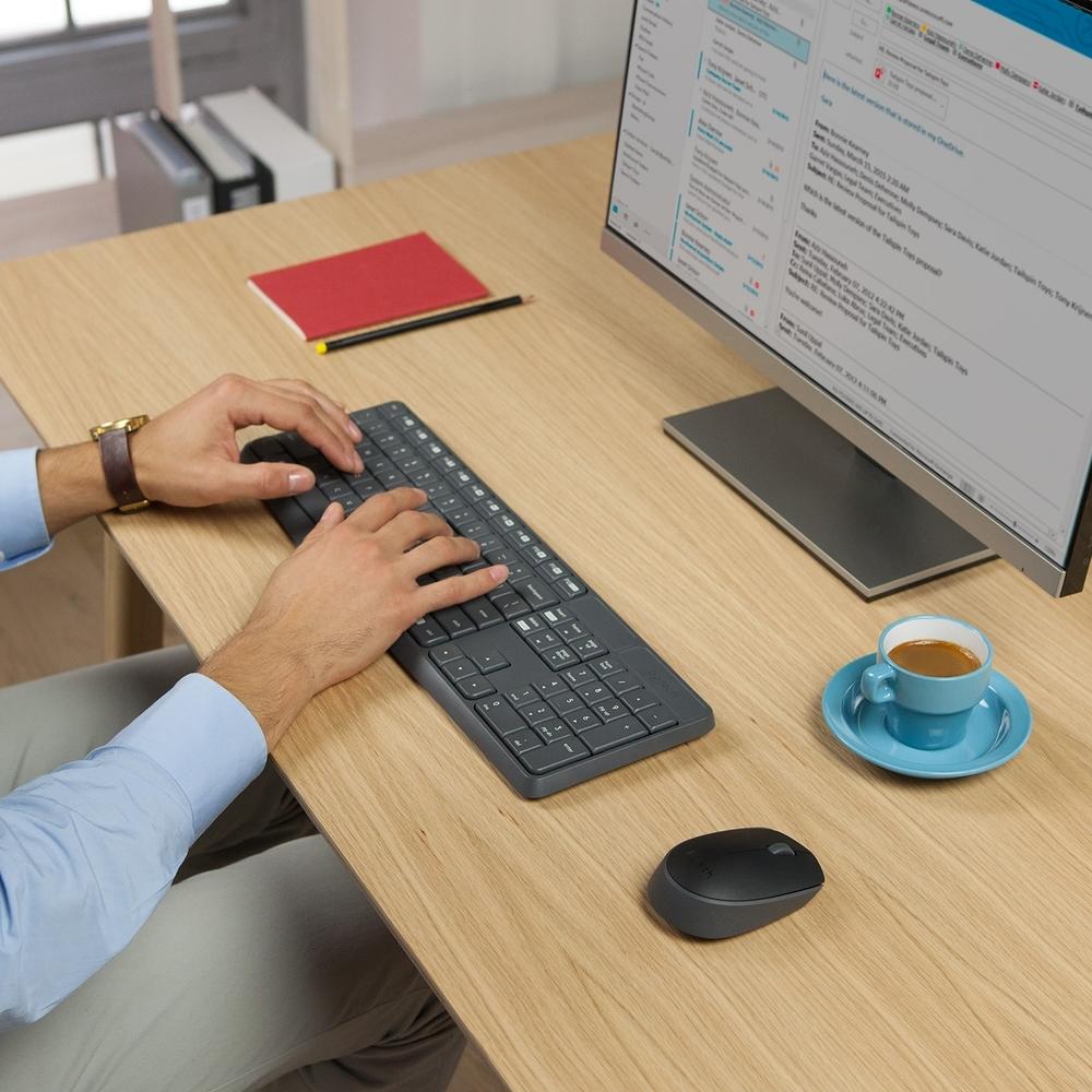 Teclado e Mouse sem Fio Logitech MK235 com Conexão USB, Pilhas Inclusas e Layout ABNT2, Preto